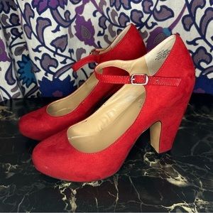 Crown Vintage Tess Red size 7.5 Velvet Pumps Heels